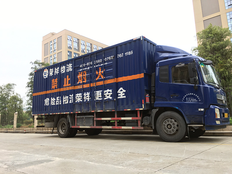 運(yùn)輸油罐車(chē)危險(xiǎn)品，運(yùn)送完畢工作人員怎么清洗油罐里面的污物