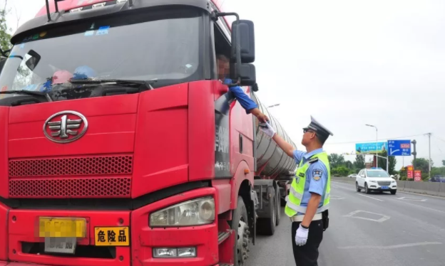 整治違法違規(guī)危險化學(xué)品運輸車輛